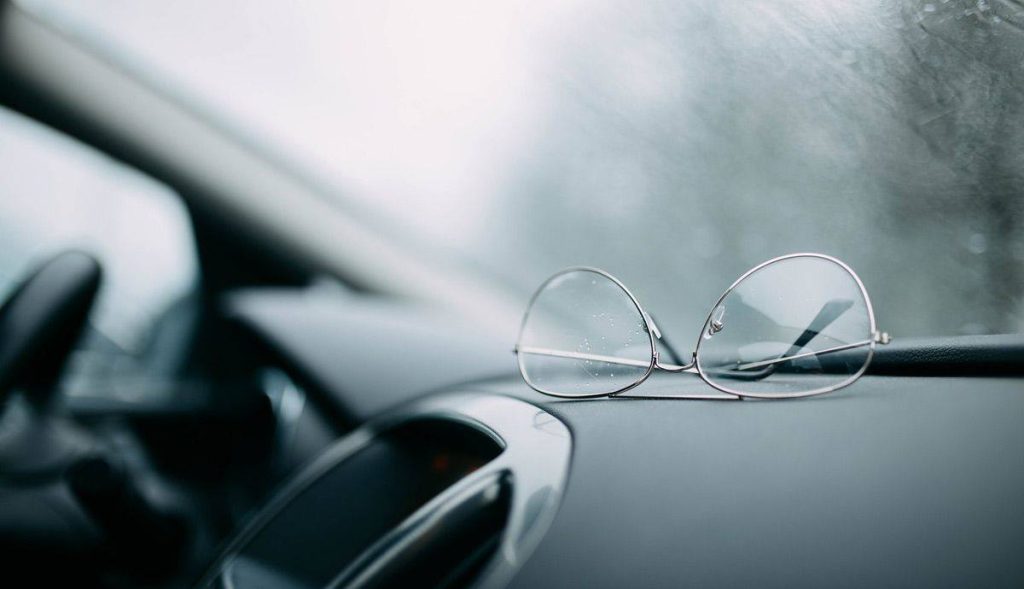 El truco de la DGT para saber antes que tú si debes conducir con gafas o lentillas 154 Motor16 códigos