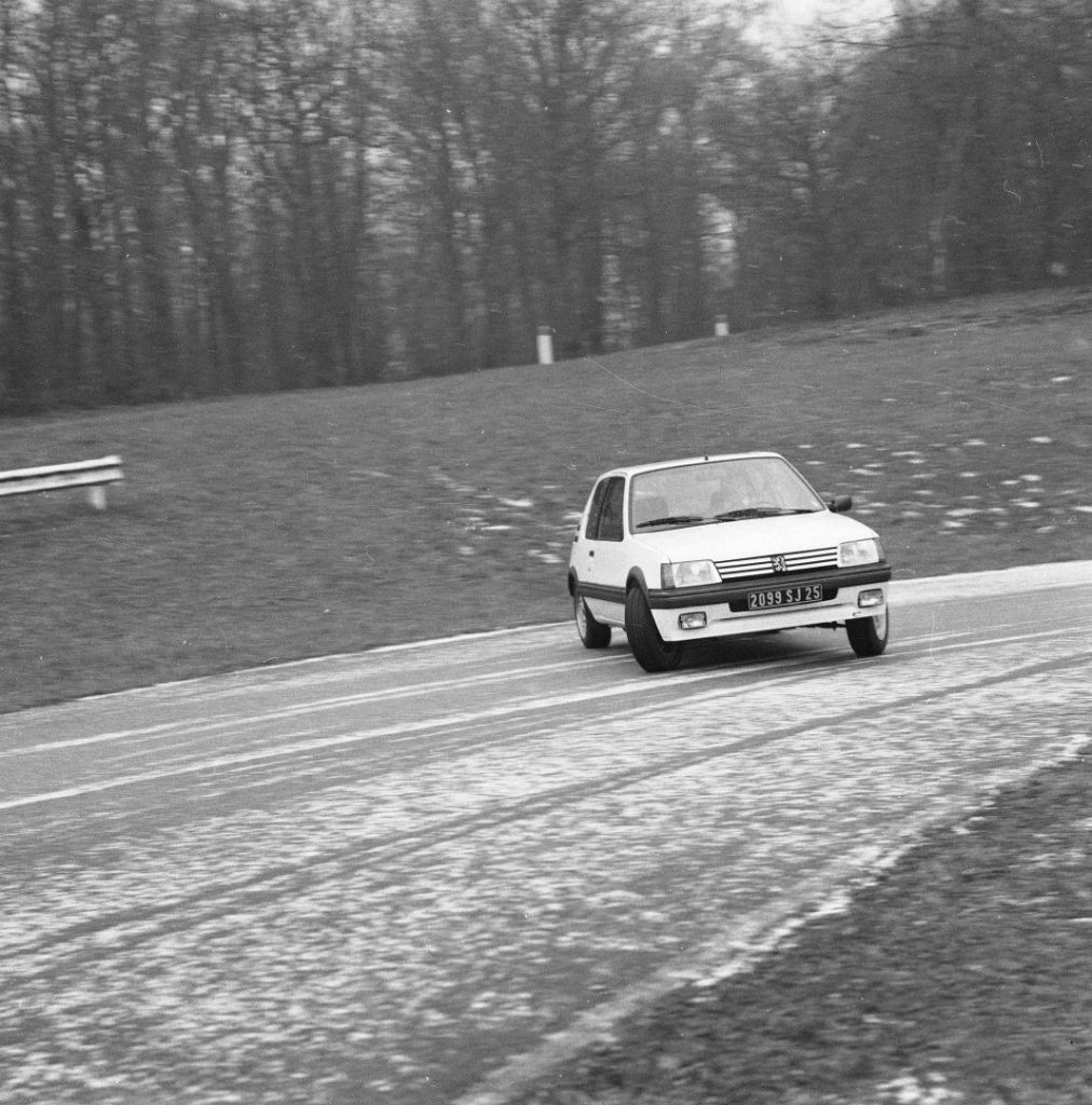 peugeot 205 gti 40 anos 2 Motor16