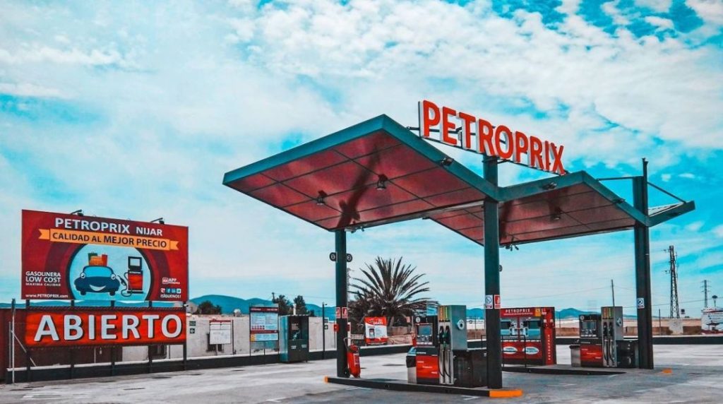 Las gasolineras low cost hacen tambalearse a los gigantes Repsol, Galp y BP en España 30 Motor16 precios
