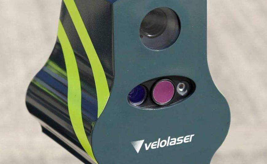 Ni radares, ni badenes, ni semáforos… esta ingeniosa solución para que levantes el pie del acelerador es definitiva y se ha hecho viral 121 Motor16 radar2 edited Motor16