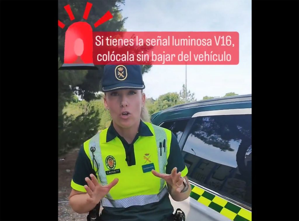 La DGT pone fin al uso de los triángulos: ¿qué hacer si te quedas tirado en medio de la autopista? 1 Motor16 recomendacion V16 sustitucion triangulos DGT Motor16