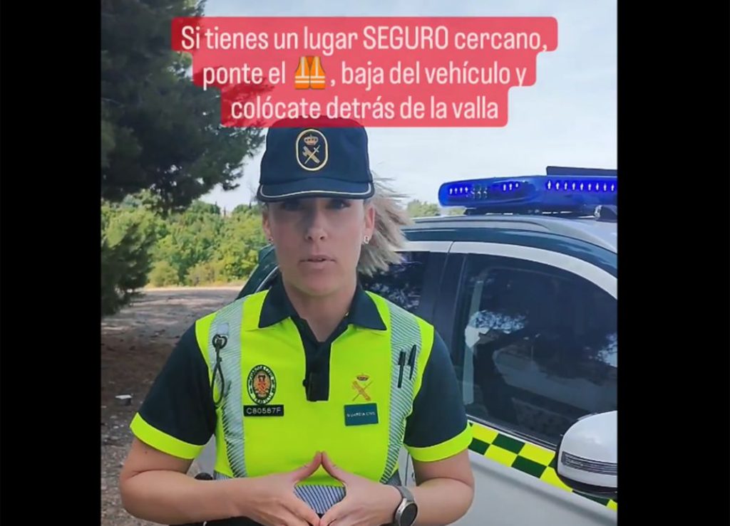 La DGT pone fin al uso de los triángulos: ¿qué hacer si te quedas tirado en medio de la autopista? 2 Motor16 recomendacion buscar lugar seguro triangulos DGT Motor16