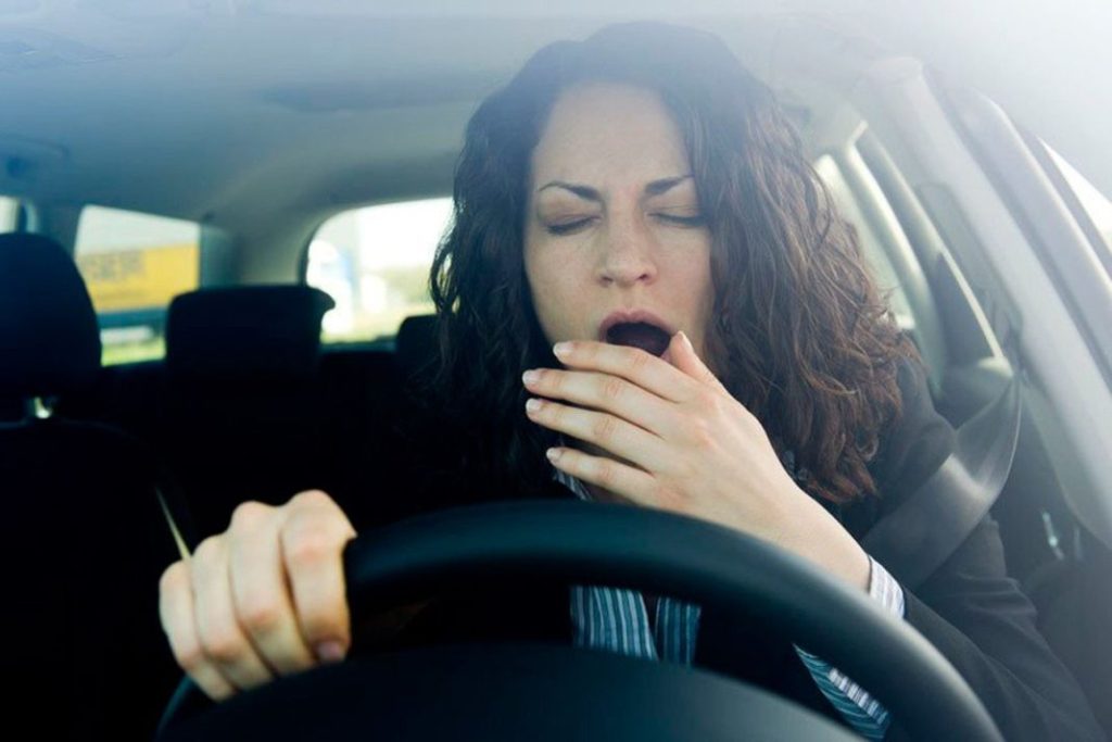 Ten mucho cuidado si piensas dormir en el coche en tus vacaciones: Esta es la multa de recuerdo que te puedes llevar 3 Motor16 sueño