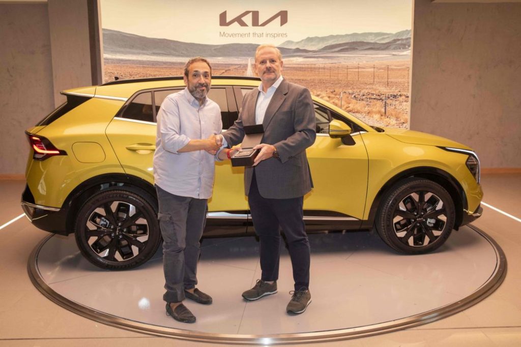 El tenor José Manuel Zapata se pasa a la movilidad eléctrica 1 Motor16 Eduardo Divar, Director General de Kia Iberia, entrega al tenor José Manuel Zapata las llaves de su nuevo coche.