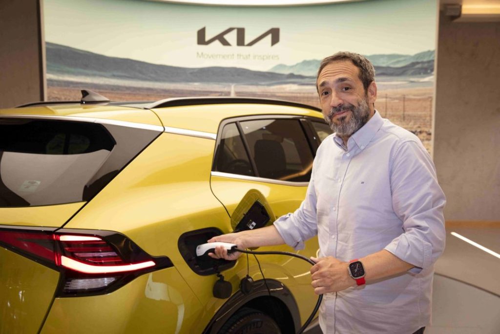 El tenor José Manuel Zapata se pasa a la movilidad eléctrica 2 Motor16 tenor jose manual zapata kia Sportage PHEV 2 Motor16