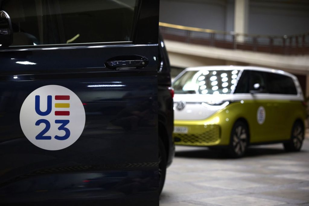 La marca de coches que tendrá más presencia durante la presidencia española de la UE 1 Motor16 Volkswagen Vehículos comerciales cederá 95 coches para los trasladaos de la Presidencia de la UE.