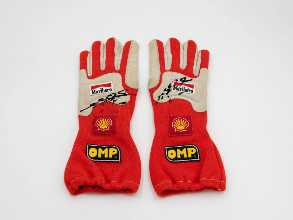 Los recuerdos de Michael Schumacher a subasta: cascos, guantes, monos de carreras y mucho más 9 Motor16 2001 Michael Schumacher Formula 1 Racing Gloves Motor16