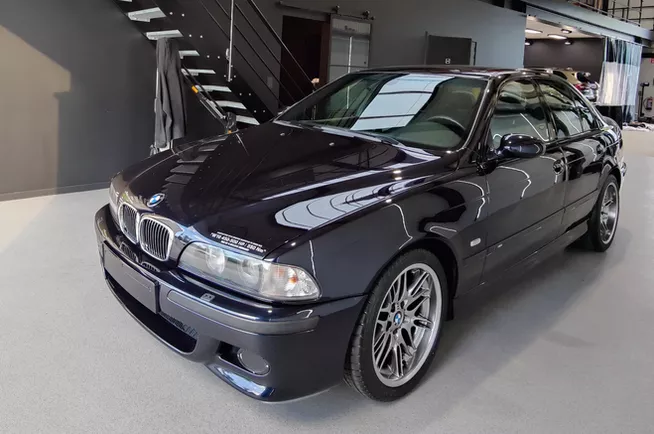 Este BMW M5 'E39' tiene complejo del modelo actual