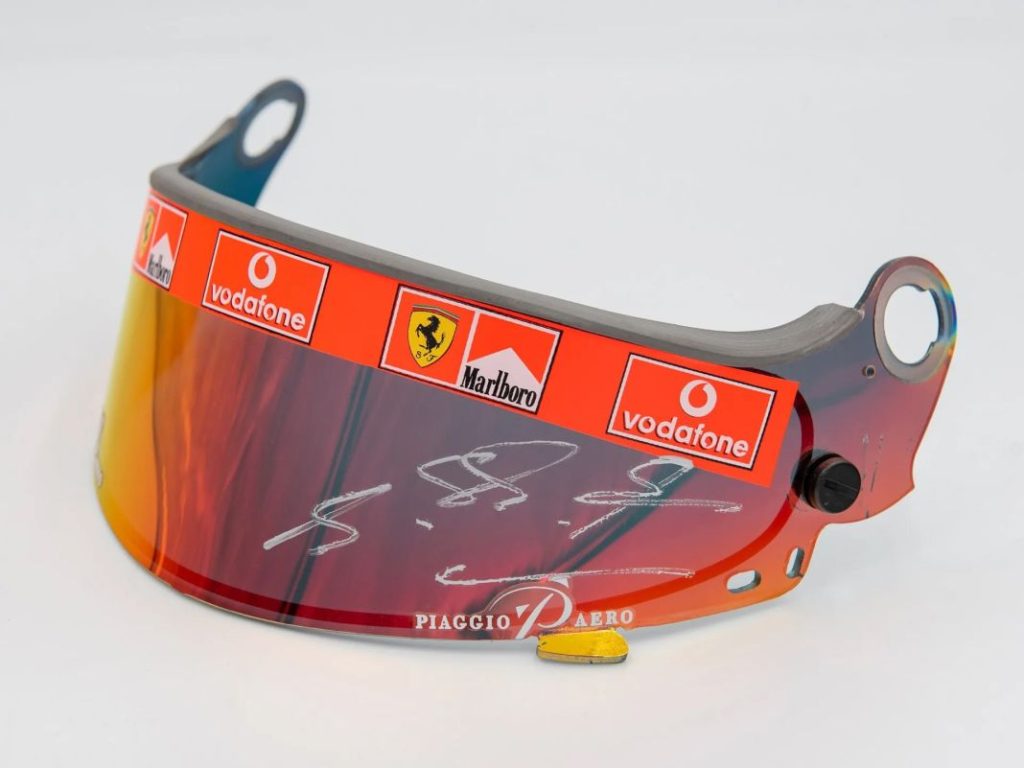 Los recuerdos de Michael Schumacher a subasta: cascos, guantes, monos de carreras y mucho más 13 Motor16 2004 Michael Schumacher Scuderia Ferrari Visor Motor16