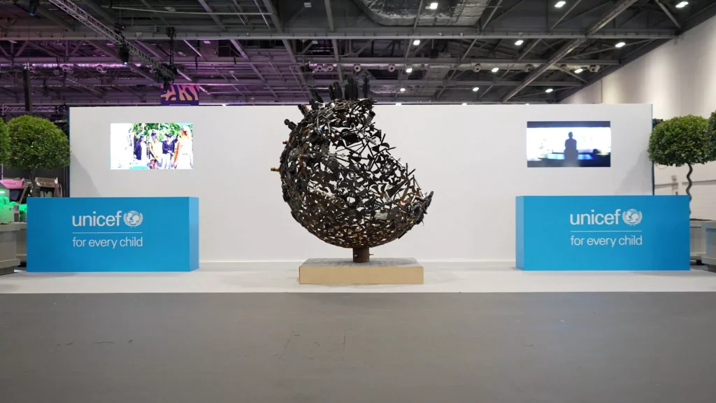 Con piezas de Fórmula E está creada esta escultura que puede ser tuya 1 Motor16 2023 Fórmula E UNICEF Escultura. Imagen.