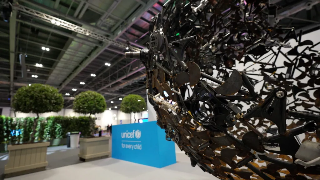 Con piezas de Fórmula E está creada esta escultura que puede ser tuya 10 Motor16 2023 Formula E UNICEF Escultura 8 Motor16