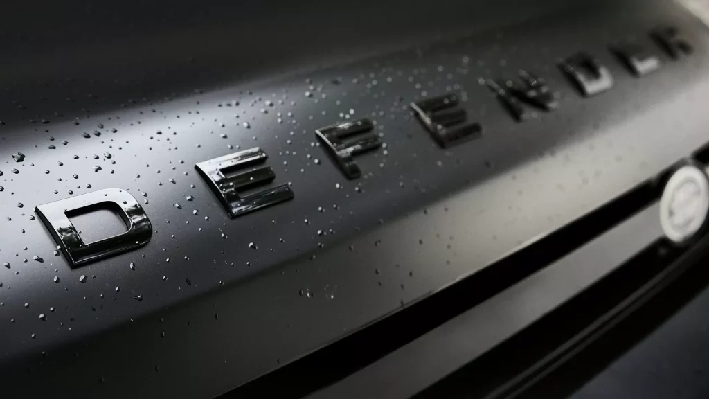 2023 Land Rover Defender Trophy Edition. Imagen detalle emblema.