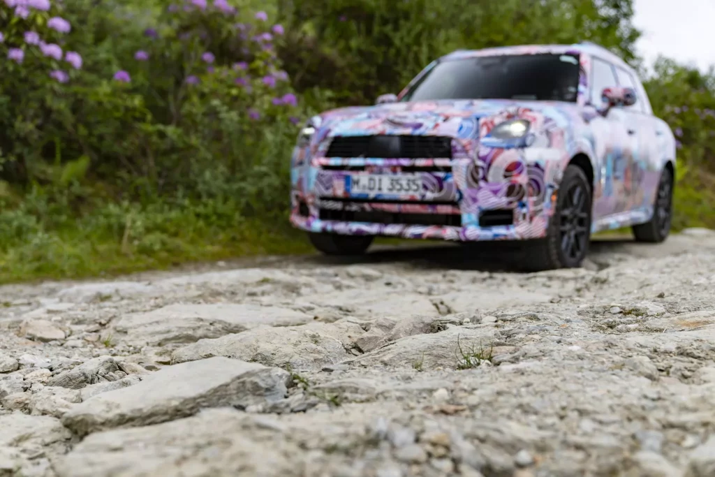 El futuro Mini Countryman también será el más aventurero de la historia 15 Motor16 2023 MINI Countryman Teaser Scotish Highlands 11 Motor16