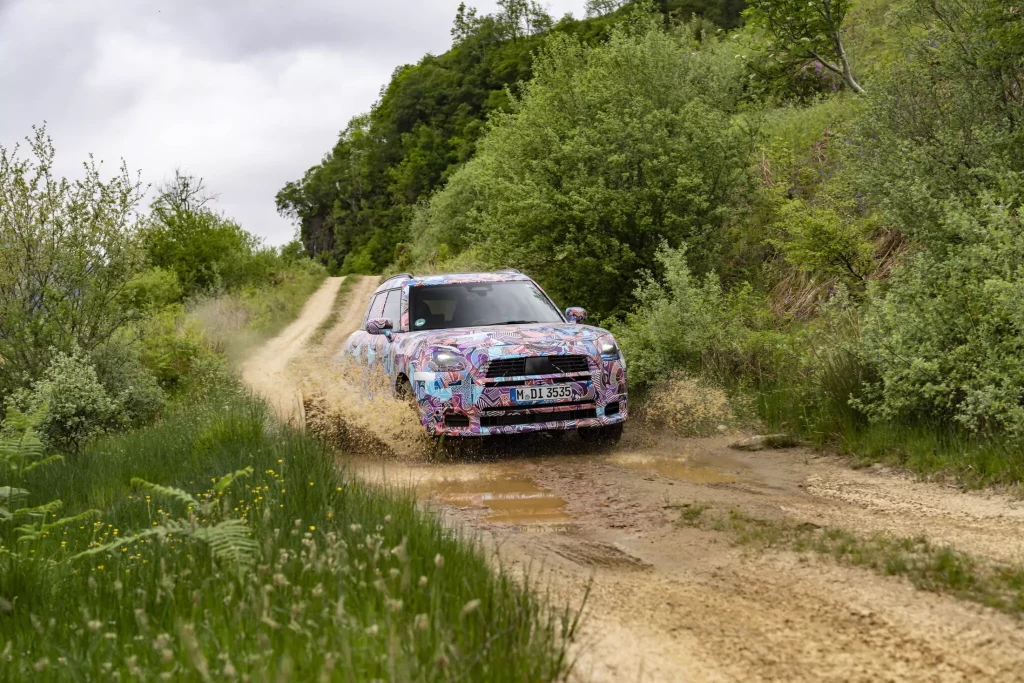 El futuro Mini Countryman también será el más aventurero de la historia 22 Motor16 2023 MINI Countryman Teaser Scotish Highlands 18 Motor16
