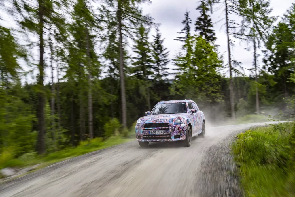 El futuro Mini Countryman también será el más aventurero de la historia 27 Motor16 2023 MINI Countryman Teaser Scotish Highlands 23 Motor16