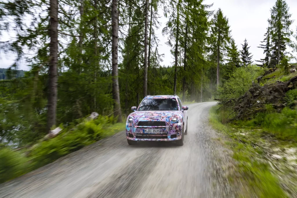 El futuro Mini Countryman también será el más aventurero de la historia 3 Motor16 2023 Mini Countryman Teaser Highlands. Imagen movimiento delantero.