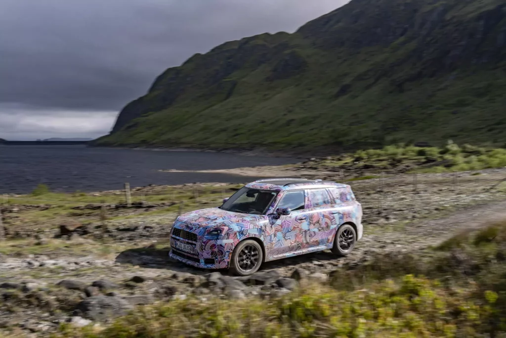 El futuro Mini Countryman también será el más aventurero de la historia 29 Motor16 2023 MINI Countryman Teaser Scotish Highlands 25 Motor16