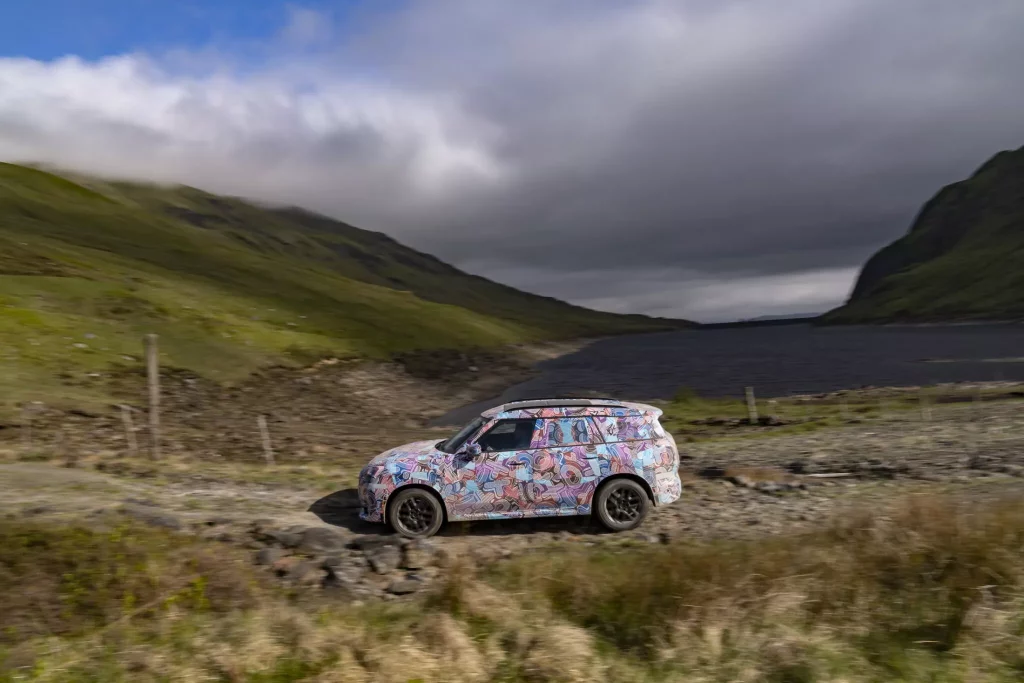 El futuro Mini Countryman también será el más aventurero de la historia 31 Motor16 2023 MINI Countryman Teaser Scotish Highlands 27 Motor16