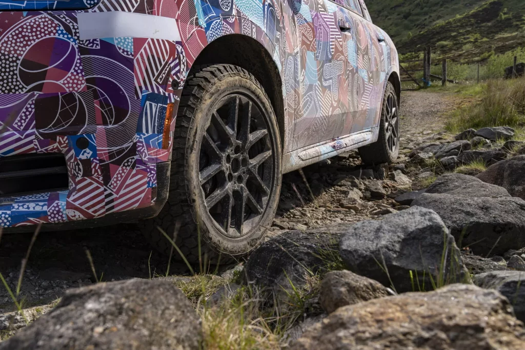 El futuro Mini Countryman también será el más aventurero de la historia 33 Motor16 2023 MINI Countryman Teaser Scotish Highlands 29 Motor16