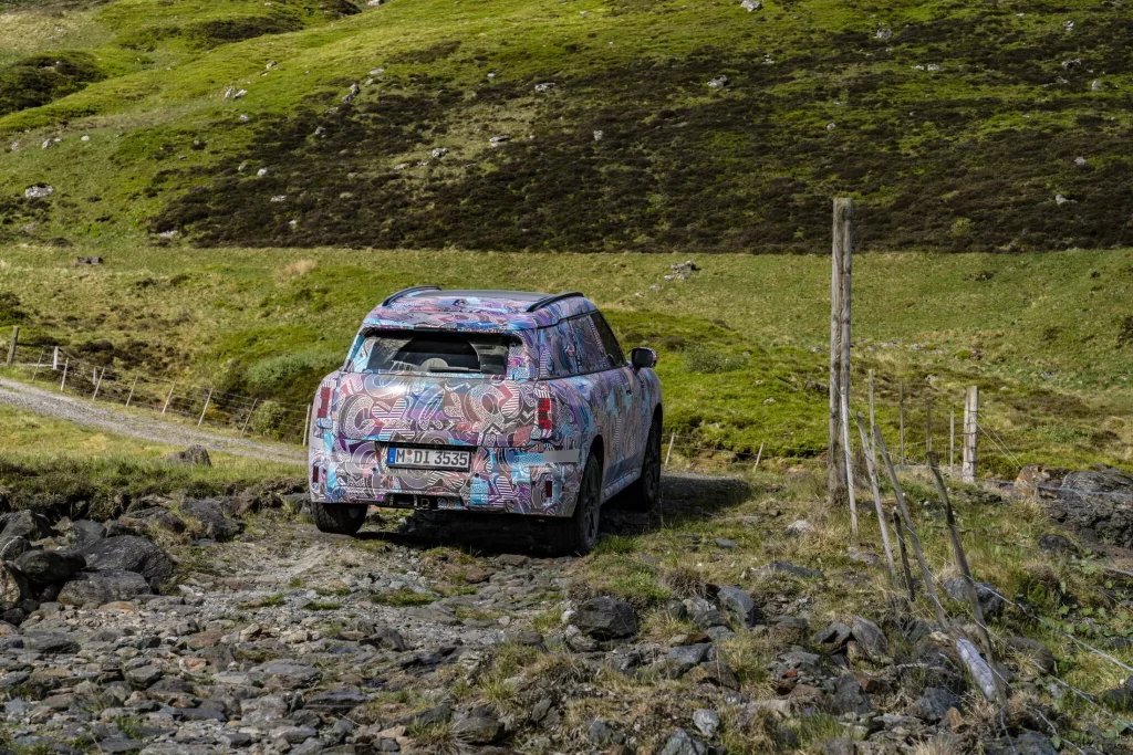 El futuro Mini Countryman también será el más aventurero de la historia 36 Motor16 2023 MINI Countryman Teaser Scotish Highlands 32 Motor16