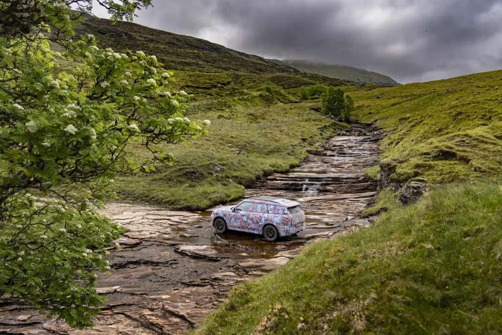 El futuro Mini Countryman también será el más aventurero de la historia 41 Motor16 2023 MINI Countryman Teaser Scotish Highlands 37 Motor16