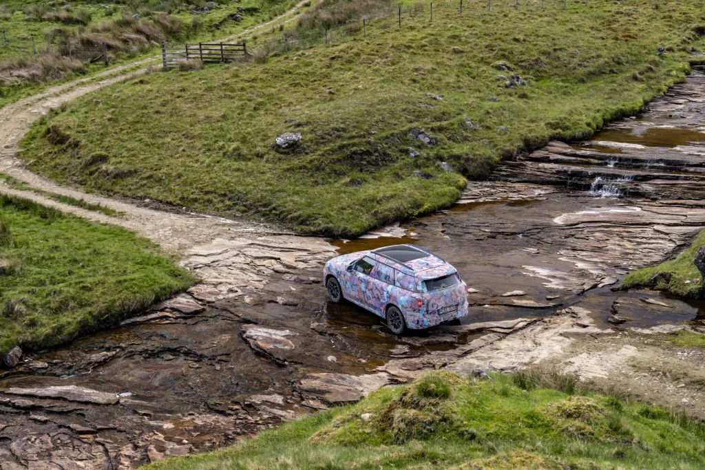 El futuro Mini Countryman también será el más aventurero de la historia 42 Motor16 2023 MINI Countryman Teaser Scotish Highlands 38 Motor16