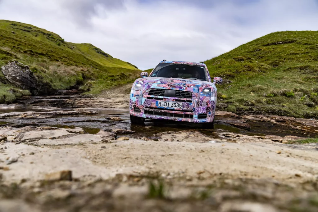 El futuro Mini Countryman también será el más aventurero de la historia 44 Motor16 2023 MINI Countryman Teaser Scotish Highlands 40 Motor16