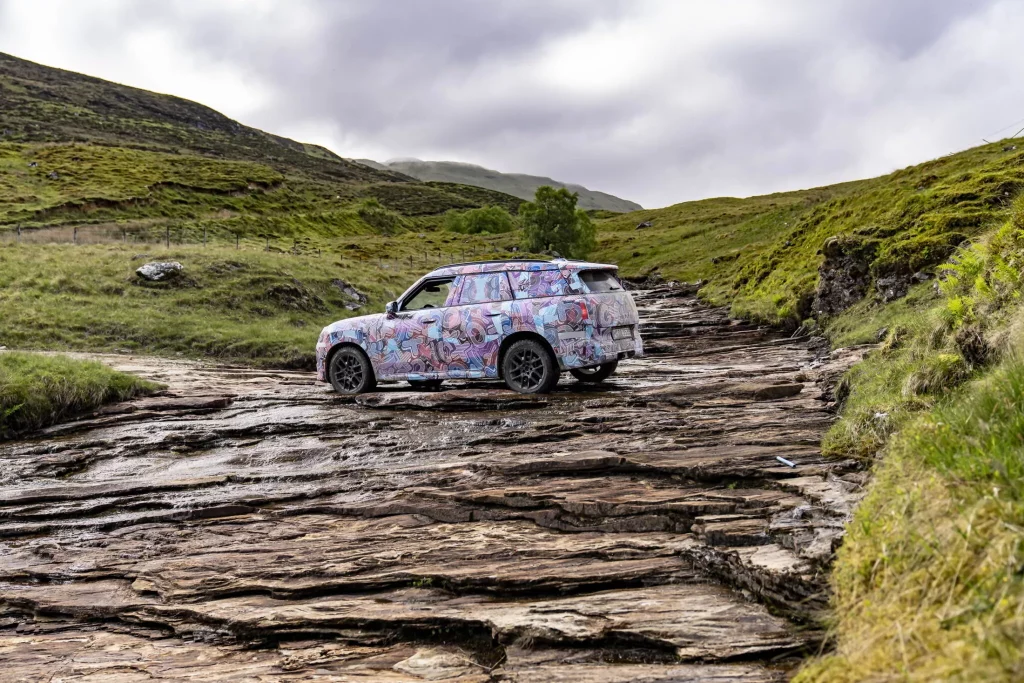 El futuro Mini Countryman también será el más aventurero de la historia 45 Motor16 2023 MINI Countryman Teaser Scotish Highlands 41 Motor16