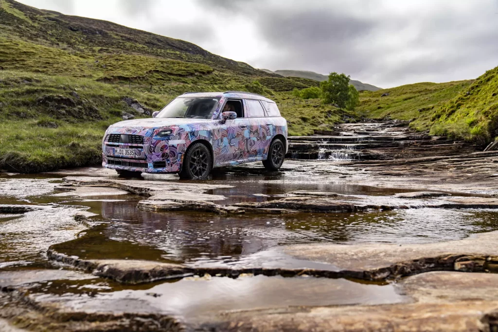El futuro Mini Countryman también será el más aventurero de la historia 46 Motor16 2023 MINI Countryman Teaser Scotish Highlands 42 Motor16