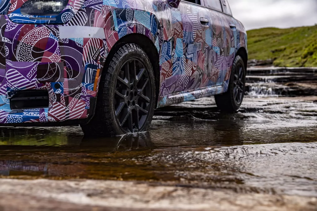 El futuro Mini Countryman también será el más aventurero de la historia 4 Motor16 2023 Mini Countryman Teaser Highlands. Imagen detalle llanta.