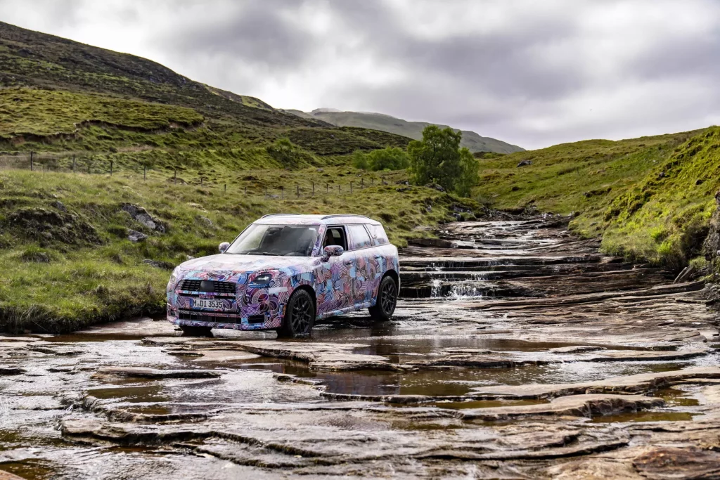 El futuro Mini Countryman también será el más aventurero de la historia 48 Motor16 2023 MINI Countryman Teaser Scotish Highlands 44 Motor16