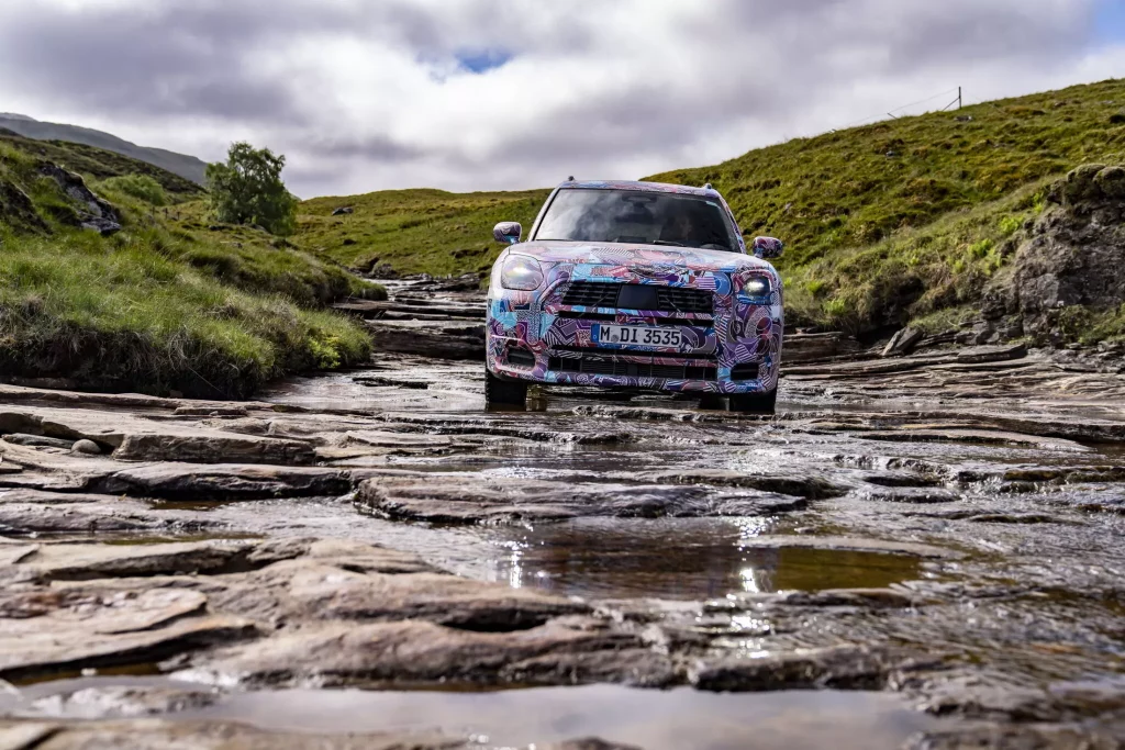 El futuro Mini Countryman también será el más aventurero de la historia 50 Motor16 2023 MINI Countryman Teaser Scotish Highlands 46 Motor16