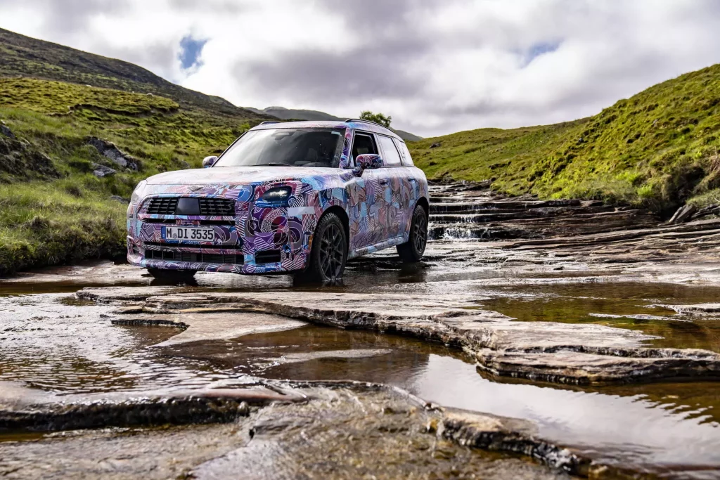 El futuro Mini Countryman también será el más aventurero de la historia 51 Motor16 2023 MINI Countryman Teaser Scotish Highlands 47 Motor16