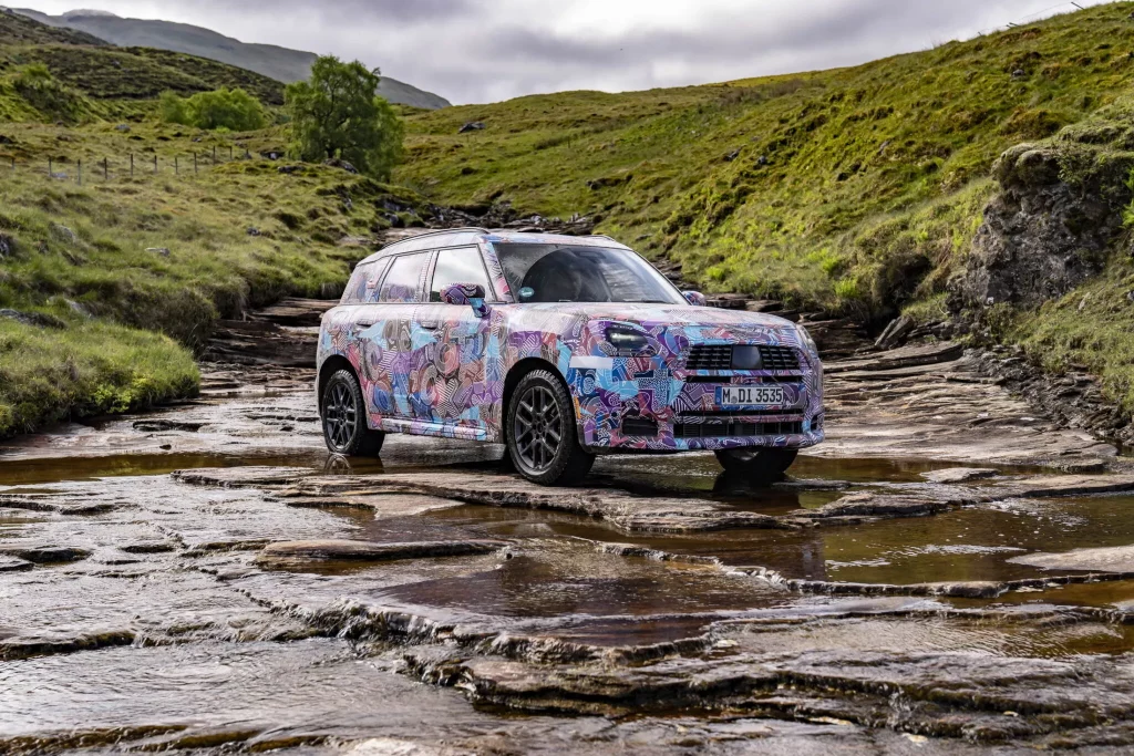 El futuro Mini Countryman también será el más aventurero de la historia 1 Motor16 2023 Mini Countryman Teaser Highlands. Imagen estática.