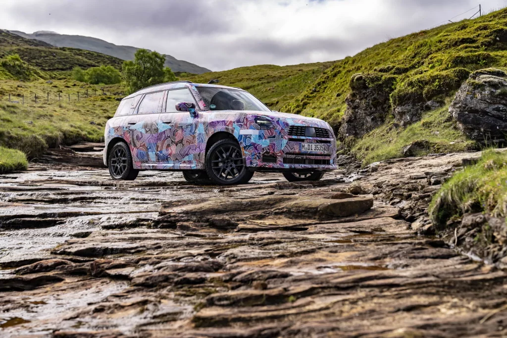 El futuro Mini Countryman también será el más aventurero de la historia 53 Motor16 2023 MINI Countryman Teaser Scotish Highlands 49 Motor16