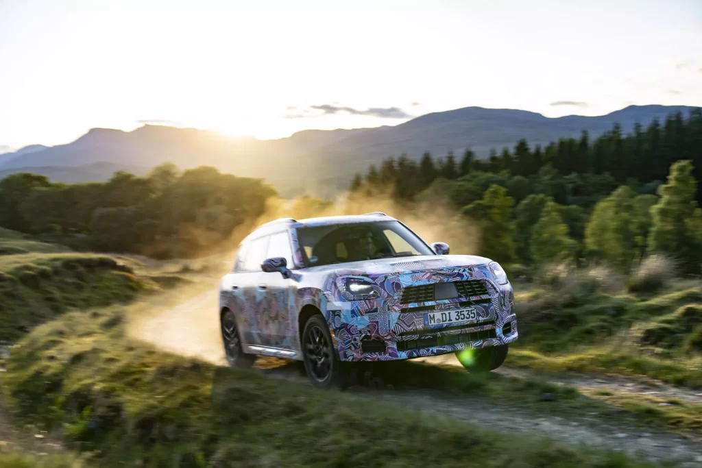 El futuro Mini Countryman también será el más aventurero de la historia 66 Motor16 2023 MINI Countryman Teaser Scotish Highlands 62 Motor16