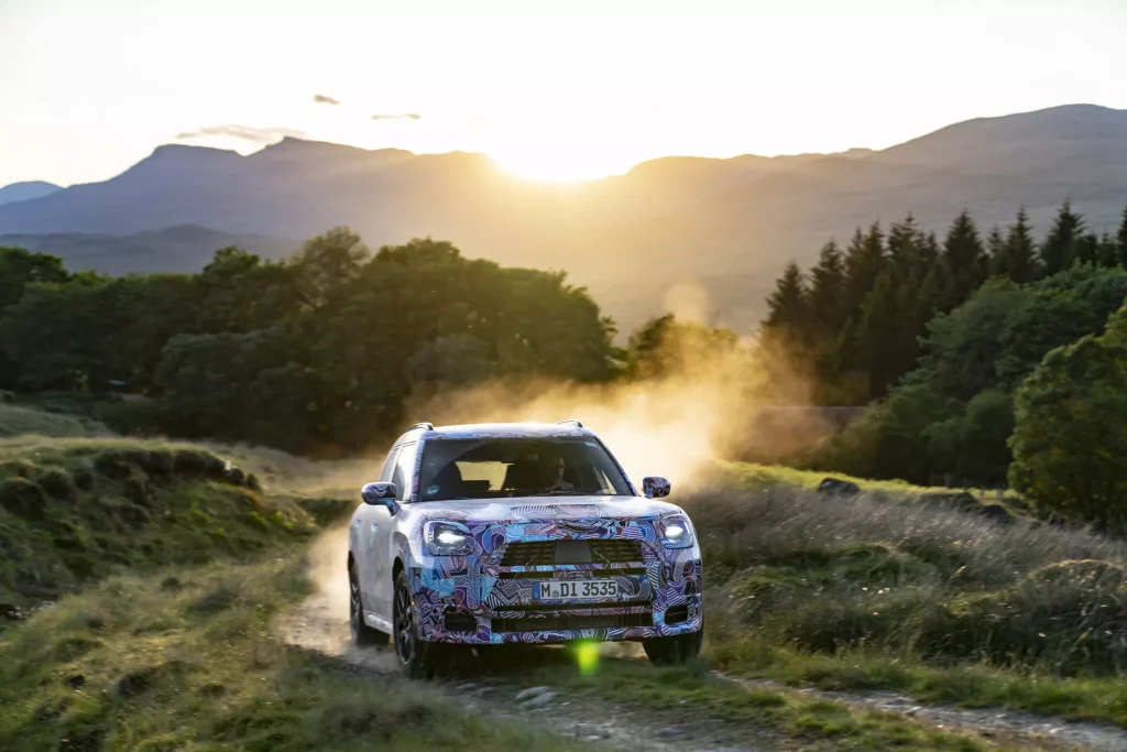 El futuro Mini Countryman también será el más aventurero de la historia 67 Motor16 2023 MINI Countryman Teaser Scotish Highlands 63 Motor16