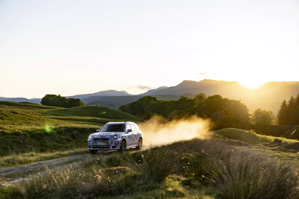 El futuro Mini Countryman también será el más aventurero de la historia 68 Motor16 2023 MINI Countryman Teaser Scotish Highlands 64 Motor16