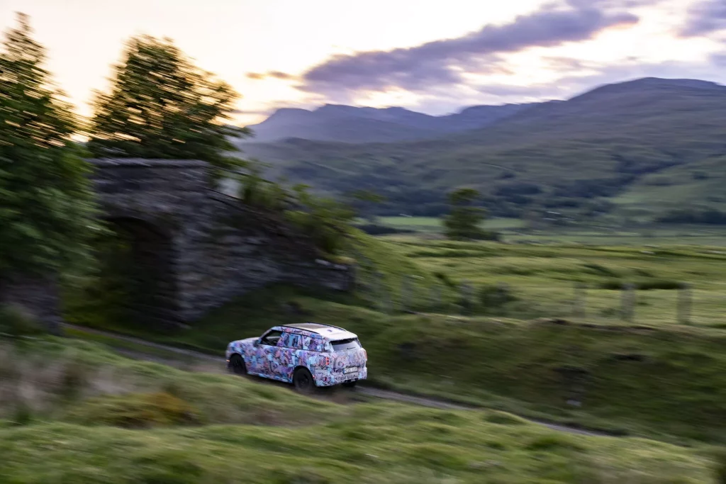 El futuro Mini Countryman también será el más aventurero de la historia 2 Motor16 2023 Mini Countryman Teaser Highlands. Imagen movimiento.