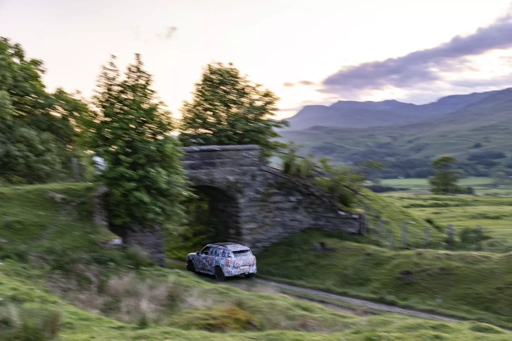 El futuro Mini Countryman también será el más aventurero de la historia 71 Motor16 2023 MINI Countryman Teaser Scotish Highlands 67 Motor16