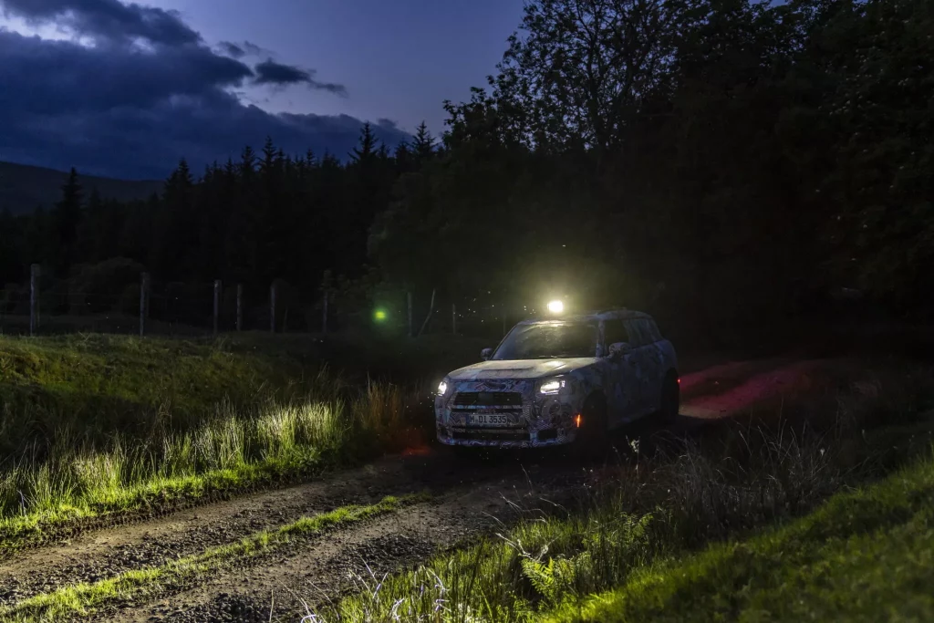 El futuro Mini Countryman también será el más aventurero de la historia 72 Motor16 2023 MINI Countryman Teaser Scotish Highlands 68 Motor16
