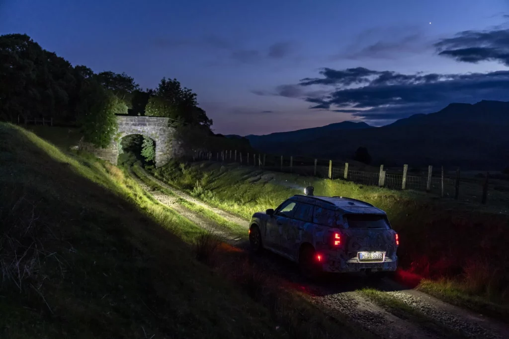 El futuro Mini Countryman también será el más aventurero de la historia 76 Motor16 2023 MINI Countryman Teaser Scotish Highlands 72 Motor16