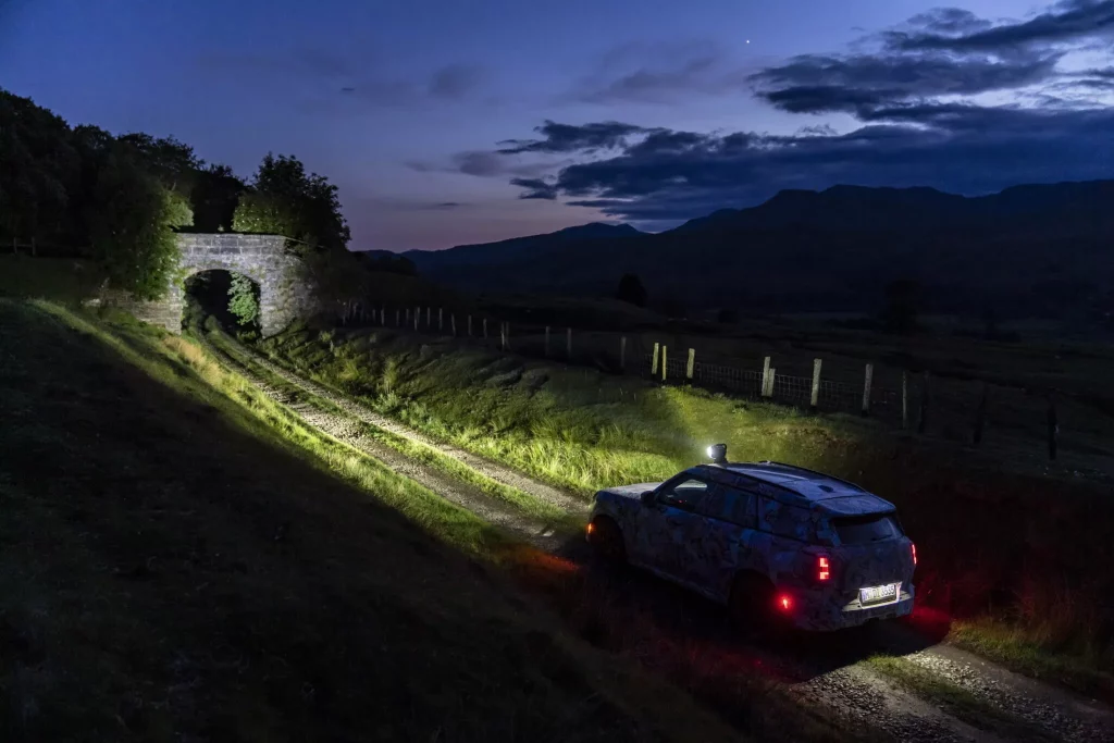 El futuro Mini Countryman también será el más aventurero de la historia 77 Motor16 2023 MINI Countryman Teaser Scotish Highlands 73 Motor16