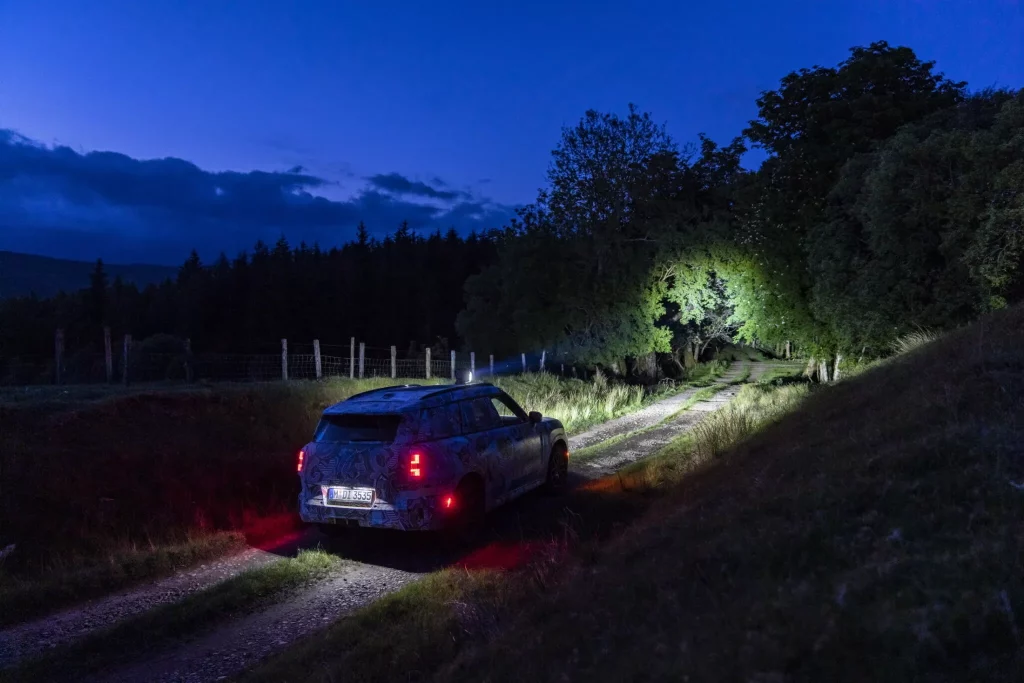 El futuro Mini Countryman también será el más aventurero de la historia 78 Motor16 2023 MINI Countryman Teaser Scotish Highlands 74 Motor16