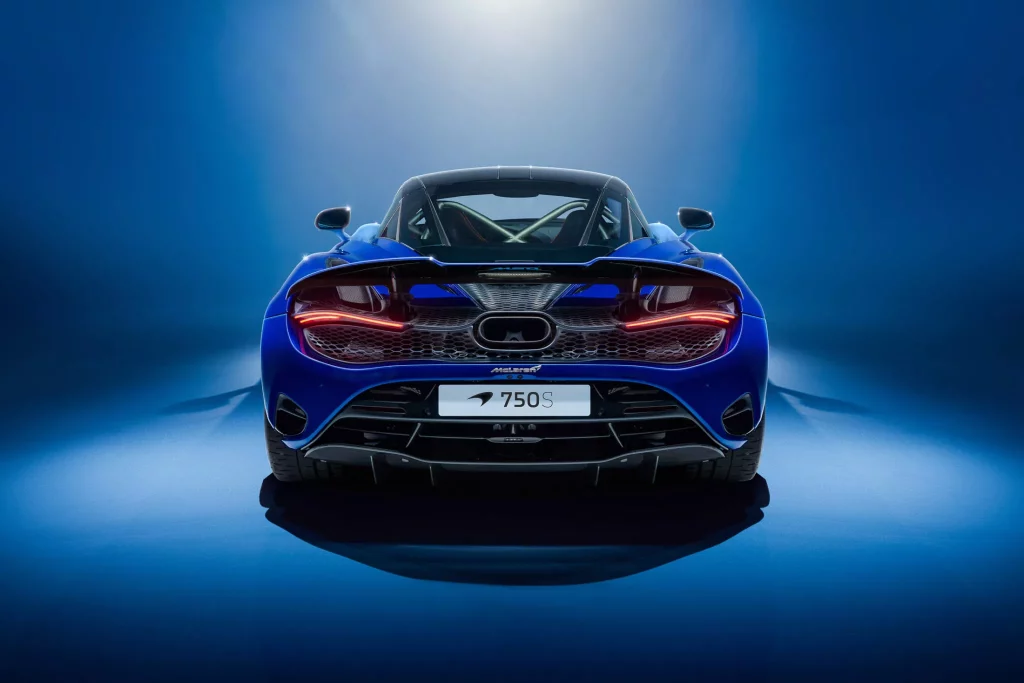 2023 McLaren 750S MSO Spectrum Blue. Imagen trasera.