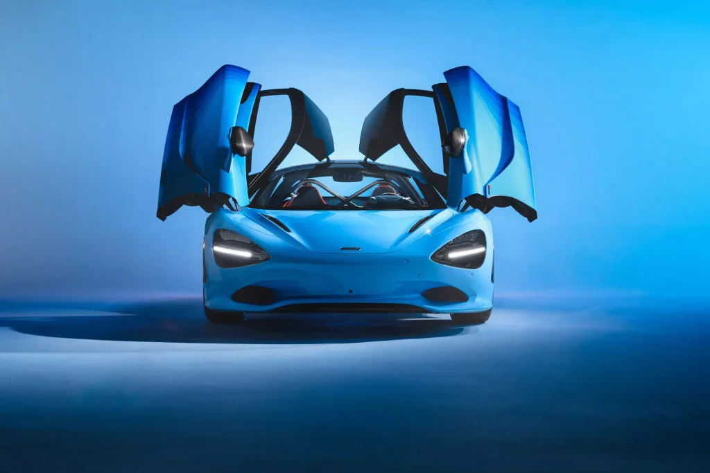 2023 McLaren 750S MSO Spectrum Blue. Imagen portada.