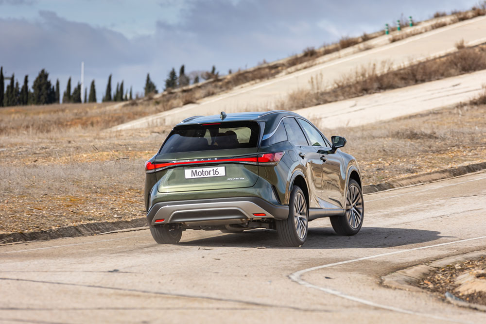 2023 Prueba Lexus RX 450h+. Imagen movimiento trasero.
