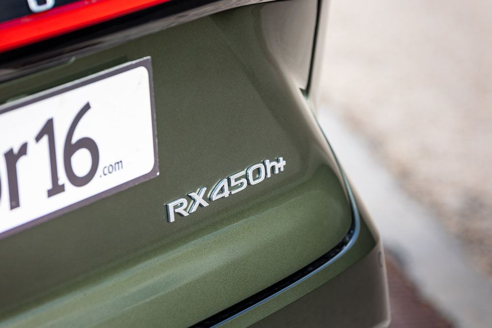2023 Prueba Lexus RX 450h+. Imagen detalle logo.