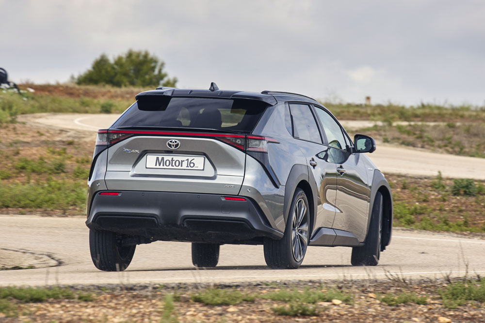 2023 Prueba Toyota bZ4X AWD. Imagen movimiento trasero.