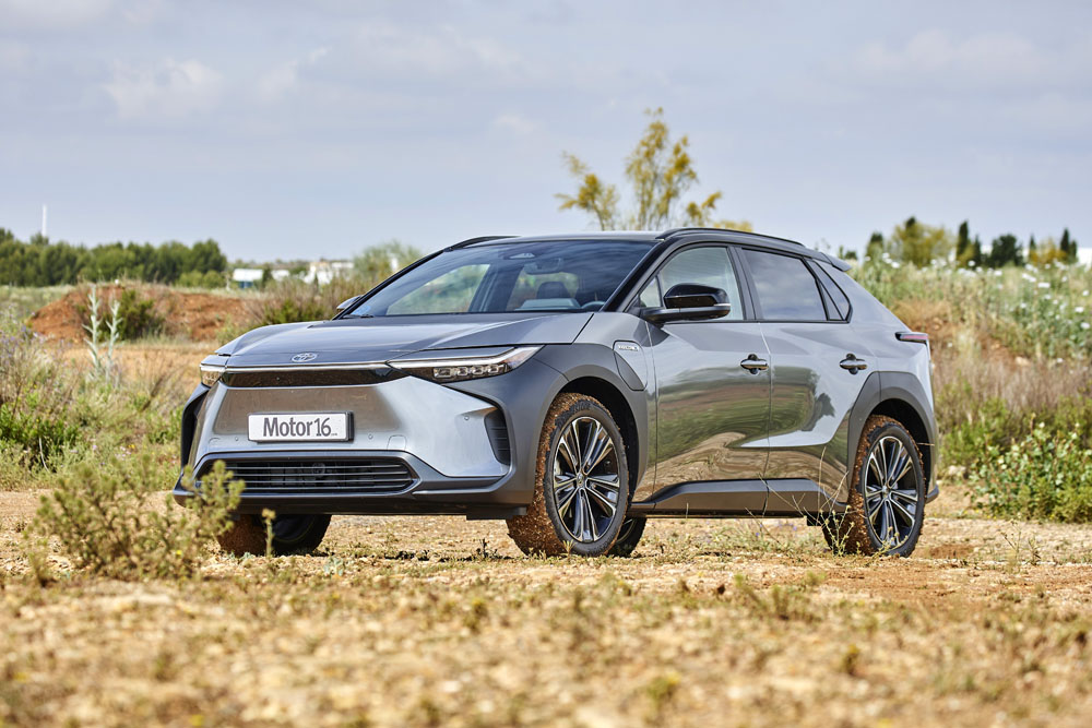 2023 Prueba Toyota bZ4X AWD. Imagen estática campo.